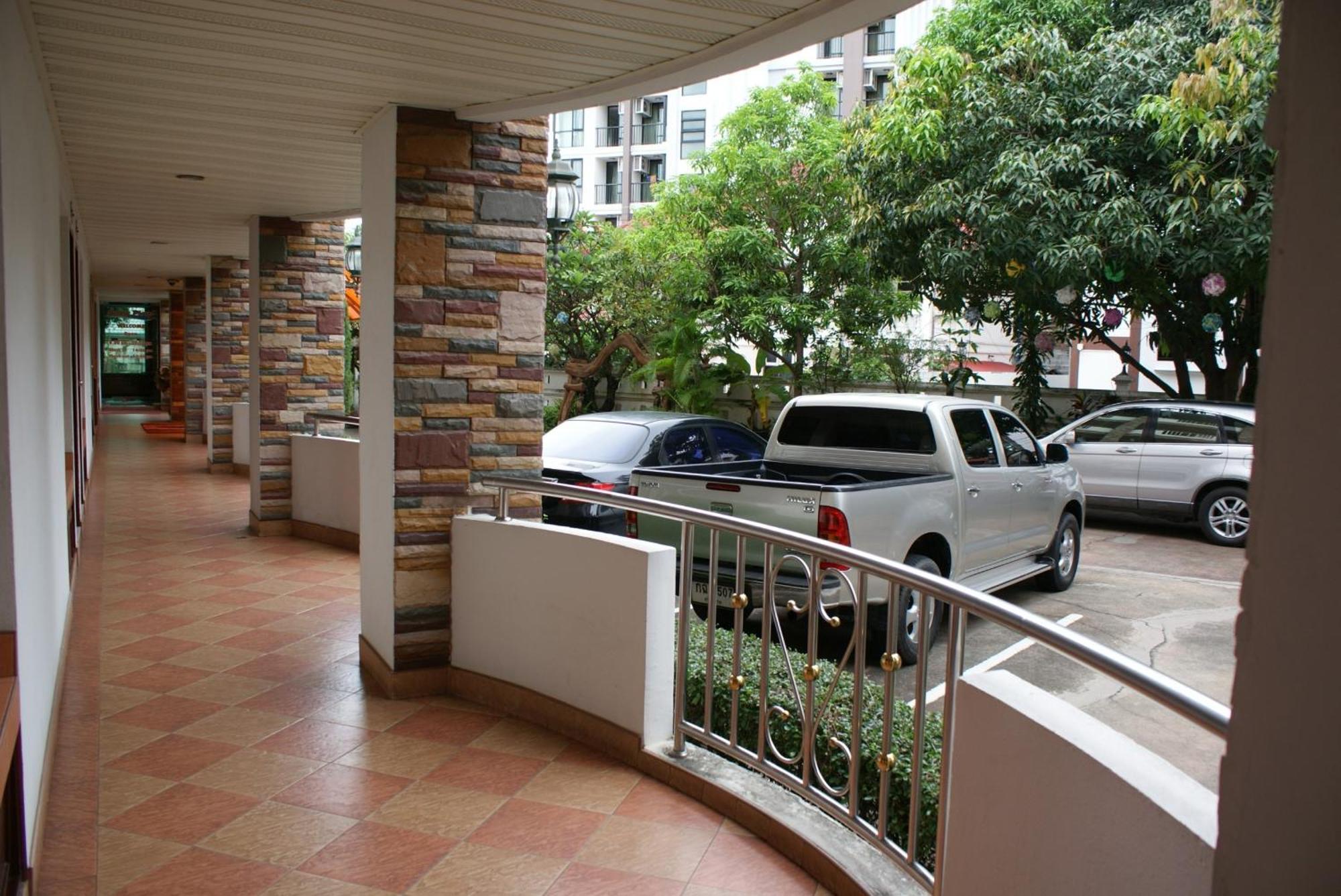 Отель Selina Place